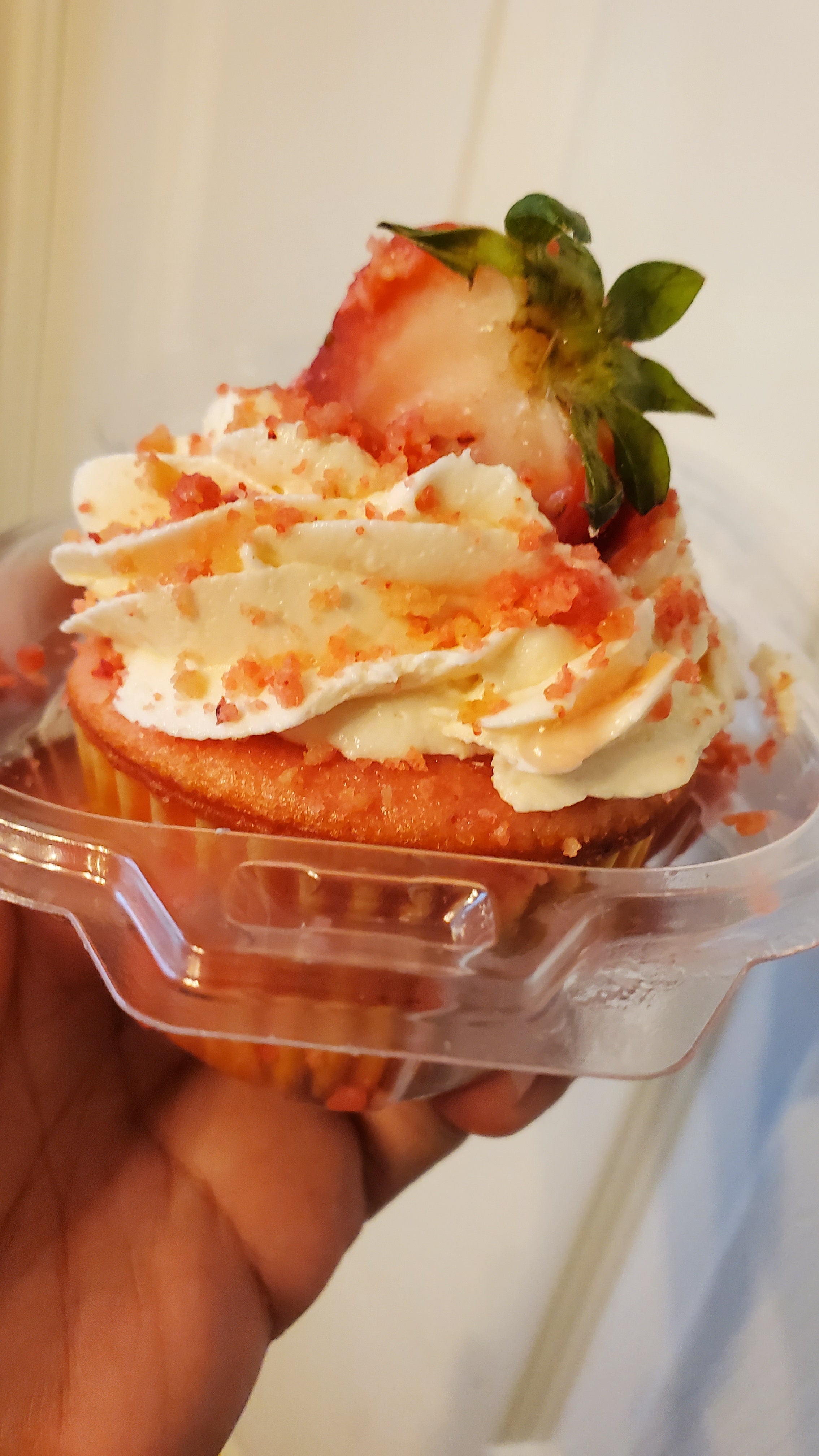 Strawberry Crunch Cupcakes 12ct