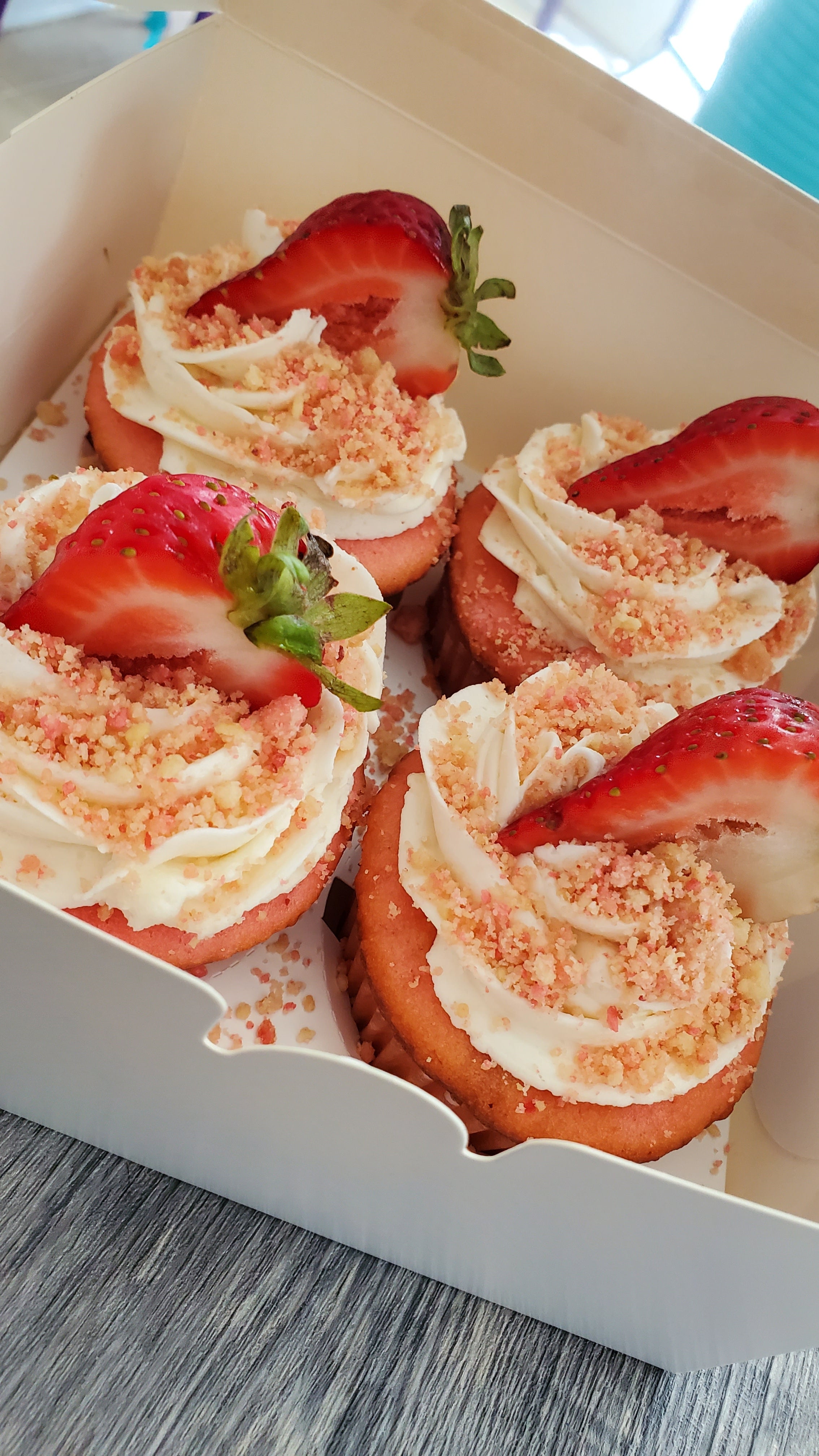 Strawberry Crunch Cupcakes 12ct
